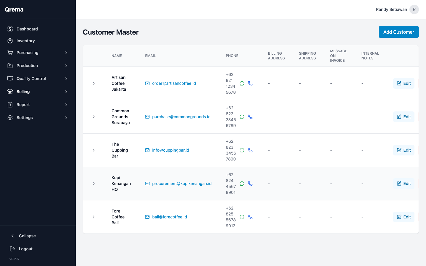 Customer list with names, contacts, and order counts